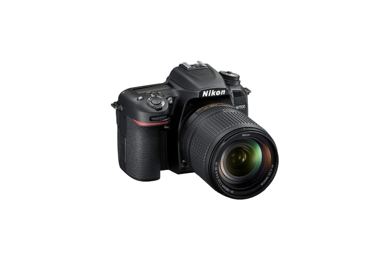 Nikon d7500 レンズキット　18-140 VR