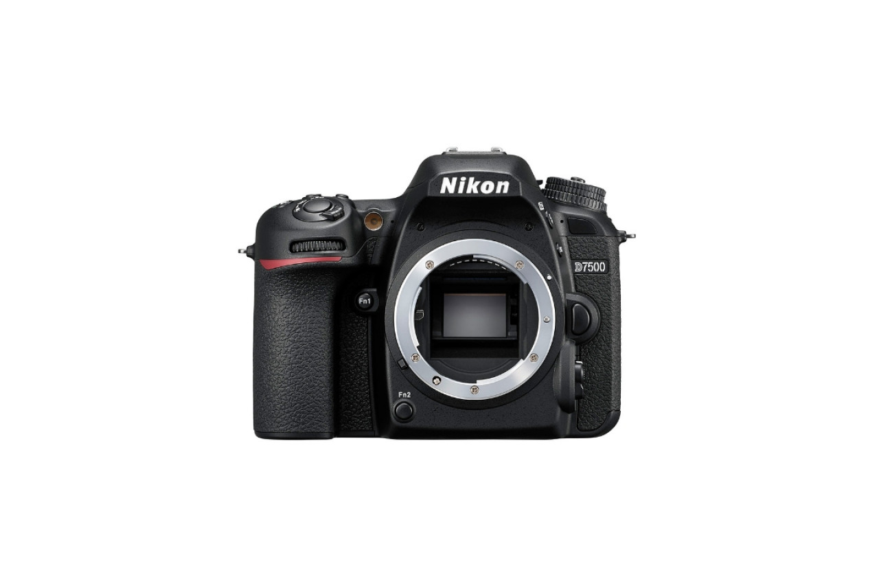 Nikon D7500 18-140 VR レンズキットになります。